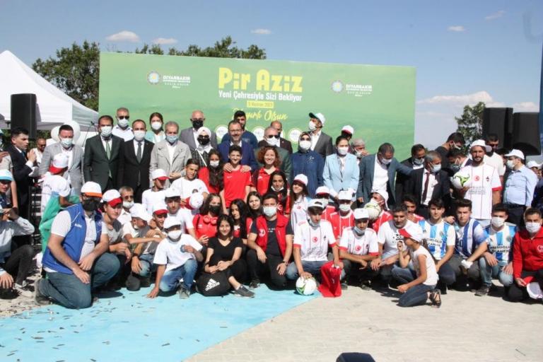 Pir Aziz Parkı, yamaç paraşütü ve uçurtma festivaliyle açıldı