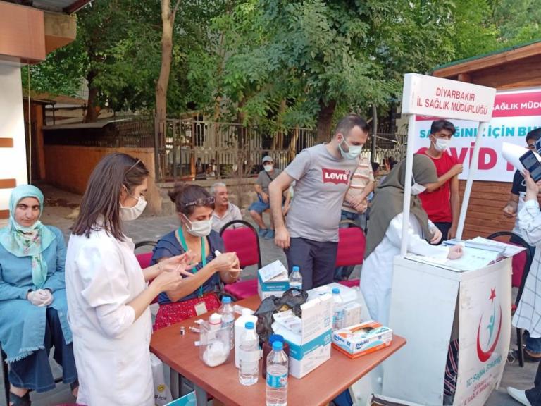 Diyarbakır Sanat Sokağında aşı standı kuruldu