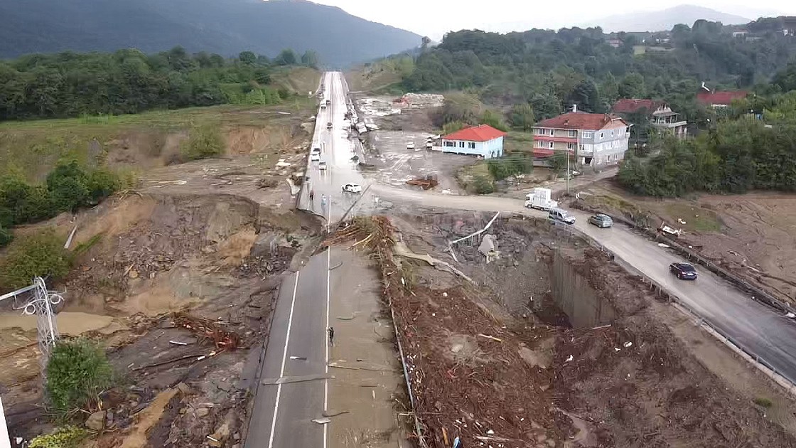 Şiddetli yağış Karadeniz’de sel ve heyelana neden oldu