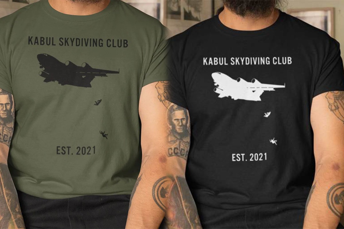 Kabil’deki tahliye uçağından düşen Afganların tişörtünü yaptılar
