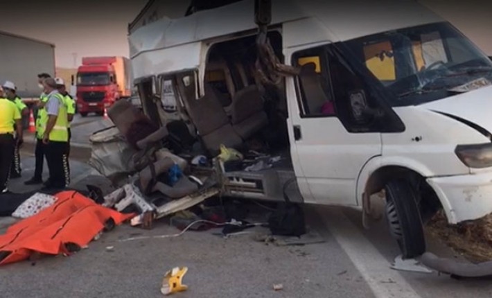 tarım işçilerinin taşındığı minibüse TIR çarptı: 3 ölü, 15 yaralı