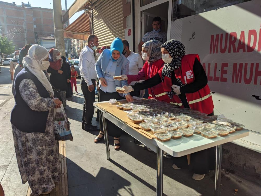 Kızılay, Diyarbakır’da 5 bin kişiye aşure dağıttı
