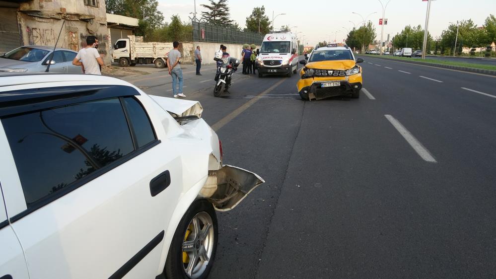 Diyarbakır’da iki otomobil çarpıştı!