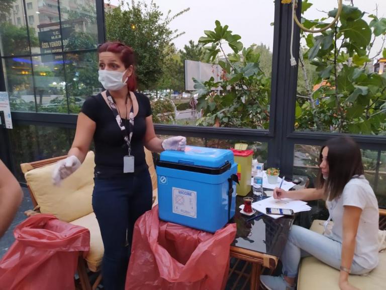 Diyarbakır’da kafe çalışanları ve müşteriler aşı oldu