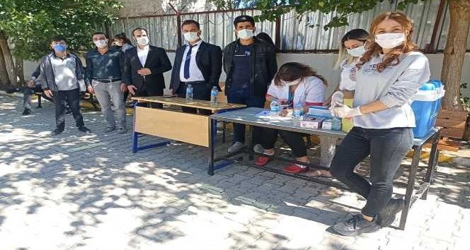 Dicle’de öğrenciler okul bahçesinde kurulan stantta koronavirüs aşısı oldu