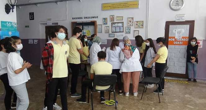 Diyarbakır’da öğrenciler aşı olmak için sıraya girdi