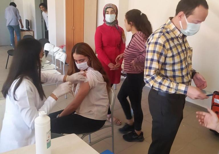 Hazro’da 12 yaşın üstü öğrenciler aşılanmaya devam ediyor