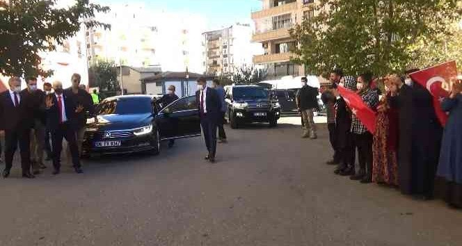 Cumhurbaşkanı Başdanışmanı Aslan, evlat nöbetindeki ailelerle buluştu