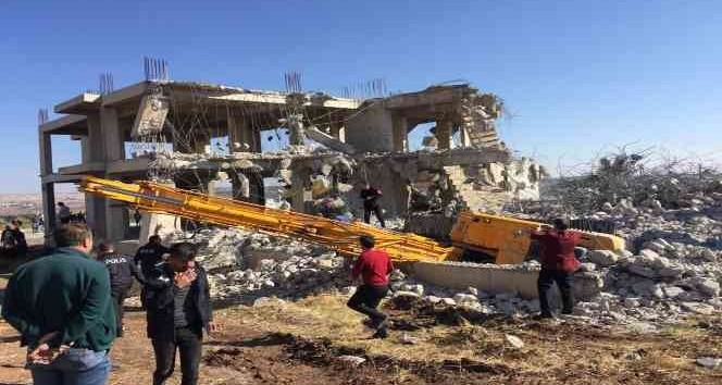 Diyarbakır’da Ev yıkımında iş makinesi devrildi: 1 yaralı