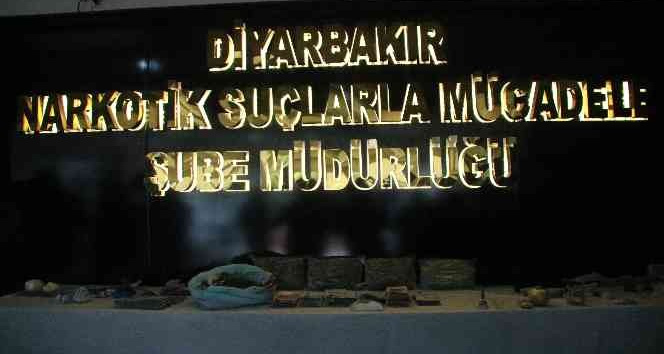 Türkiye’nin en büyük uyuşturucu operasyonunda ele geçirilenler sergilendi