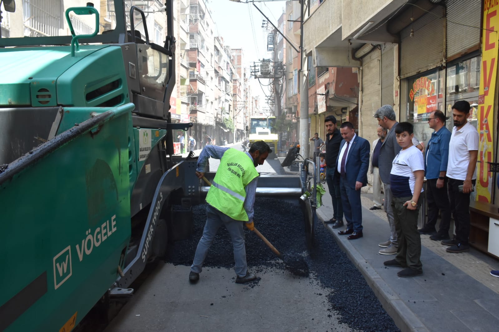 GİRNE CADDESİ YENİ ASFALTLA GÜZELLEŞTİRİLİYOR