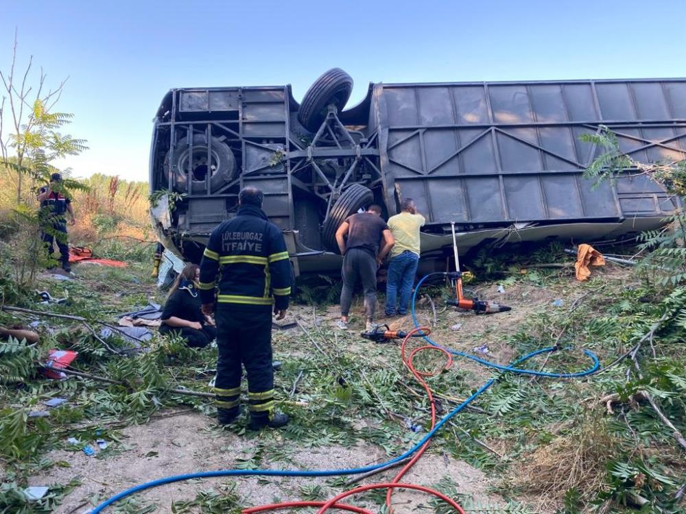 Yolcu otobüsü devrildi: 6 ölü, 25 yaralı