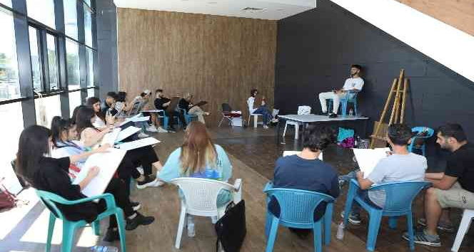 Diyarbakırlı gençler sanat kurslarıyla yazı dolu dolu geçiriyor