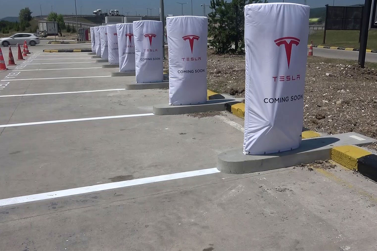 Tesla’nın Türkiye’deki ilk şarj istasyonunda kurulum tamamlandı