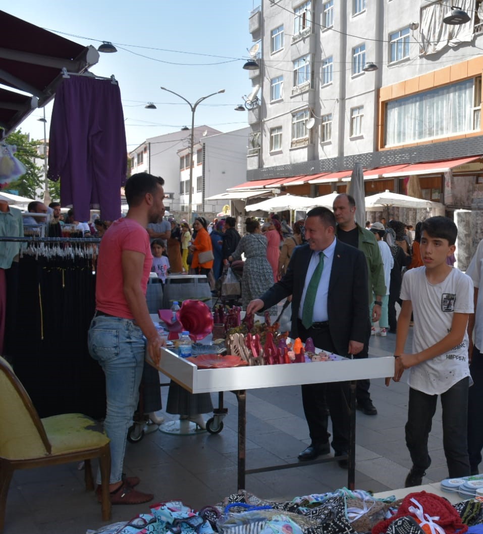 DİYARBAKIR’DA BAYRAM ALIŞVERİŞİNİN KALBİ SAKARYA CADDESİ’NDE ARTIYOR