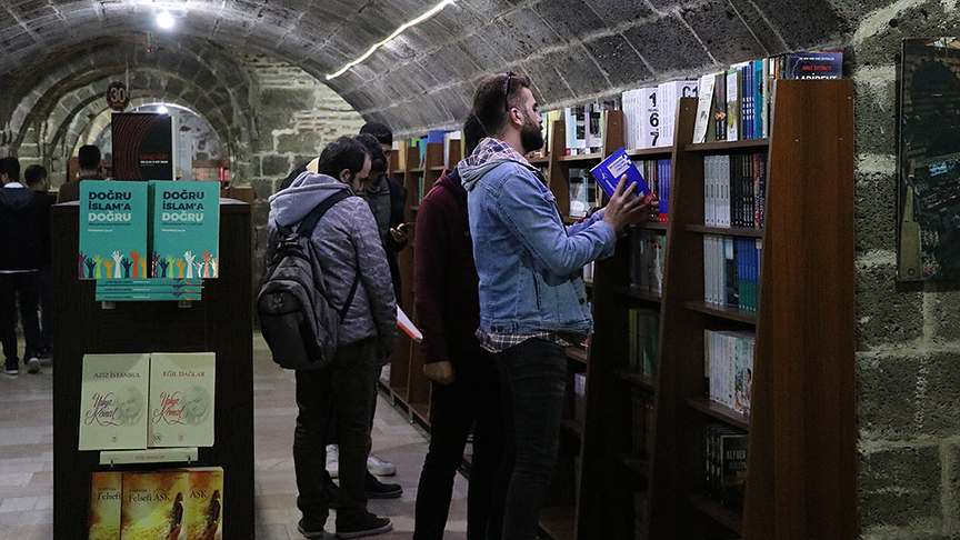 Diyarbakır’da tarihi Hasan Paşa hanında kitap okuma keyfi
