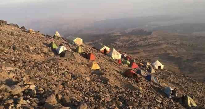 Ağrı Dağı’ndan düşen kayalar dağcıları korkuttu