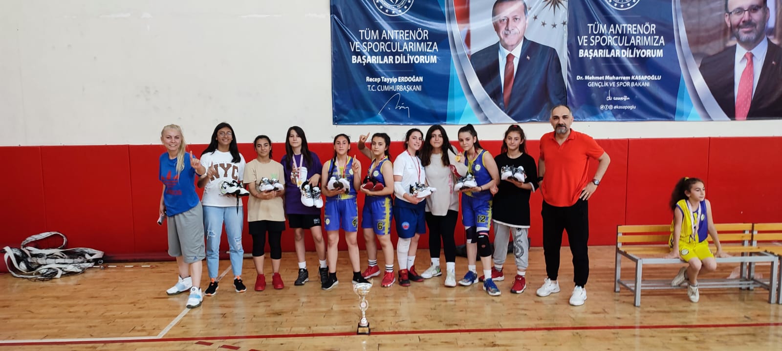 ÇİFTE ŞAMPİYONLUK YAŞATAN GENÇ BASKETBOLCULARA ANLAMLI HEDİYE BELEDİYE BAŞKANINDAN