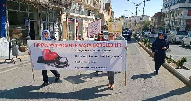 Dicle ilçesinde sağlıkçılar halk sağlığı için yürüdü