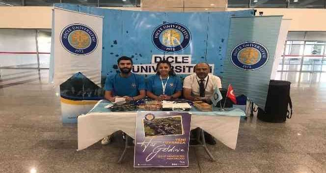 Dicle Üniversitesi kurduğu stantlarla yeni öğrencilerini karşıladı