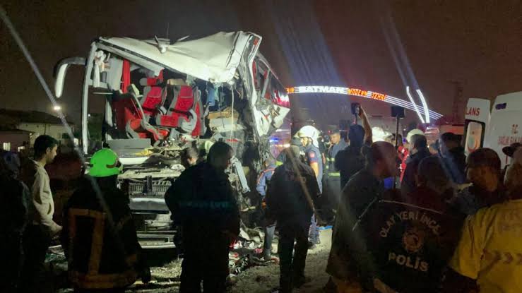 Diyarbakır otobüsü tırla çarpıştı: 1 ölü, 22 yaralı