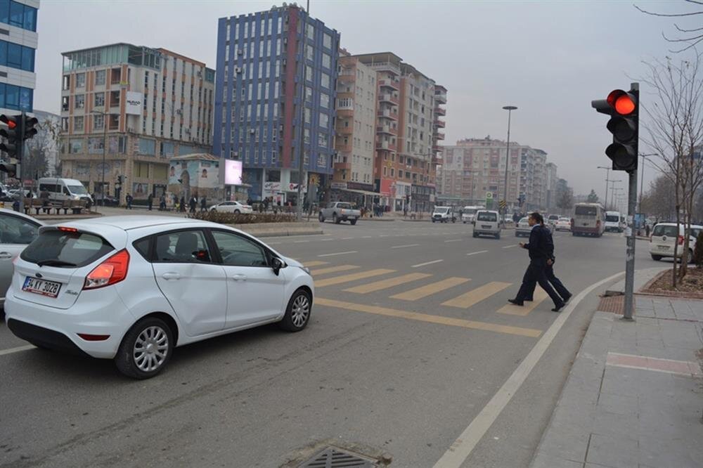 Kırmızı ışıkta geçen yayaya çarparak ölümüne neden olan sürücü kusurlu bulundu
