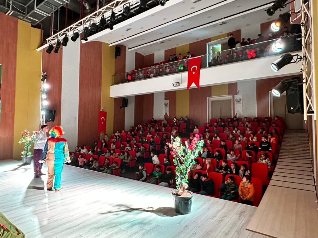 Ücretsiz Sinema Ve Tiyatro Şenliği Başladı