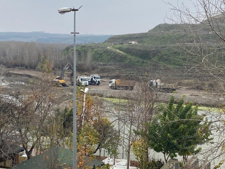 Dicle Nehri’nden Kamyon Kamyon Kum Taşınıyor