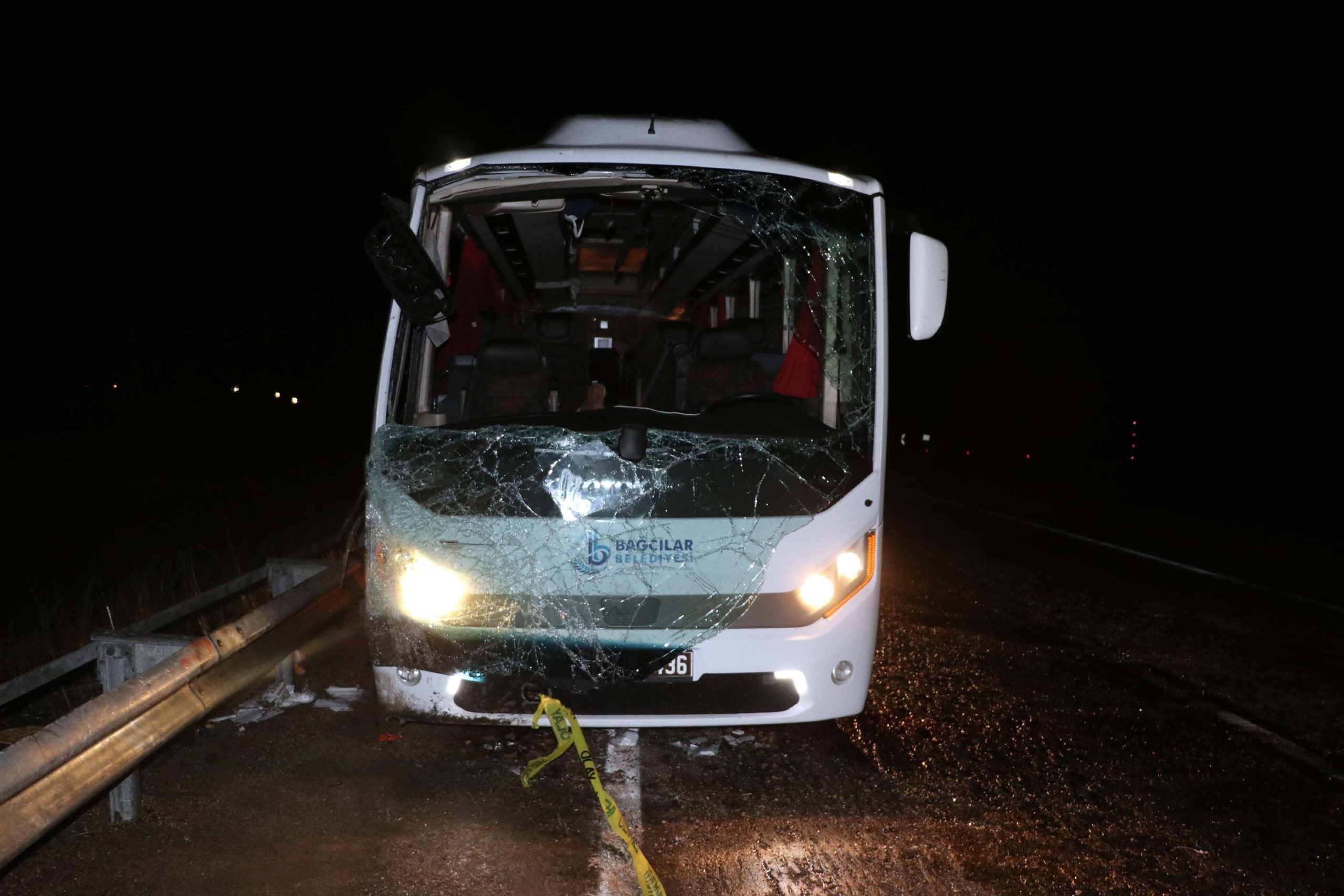 Deprem bölgesinde çalışan belediye personelini taşıyan midibüs devrildi