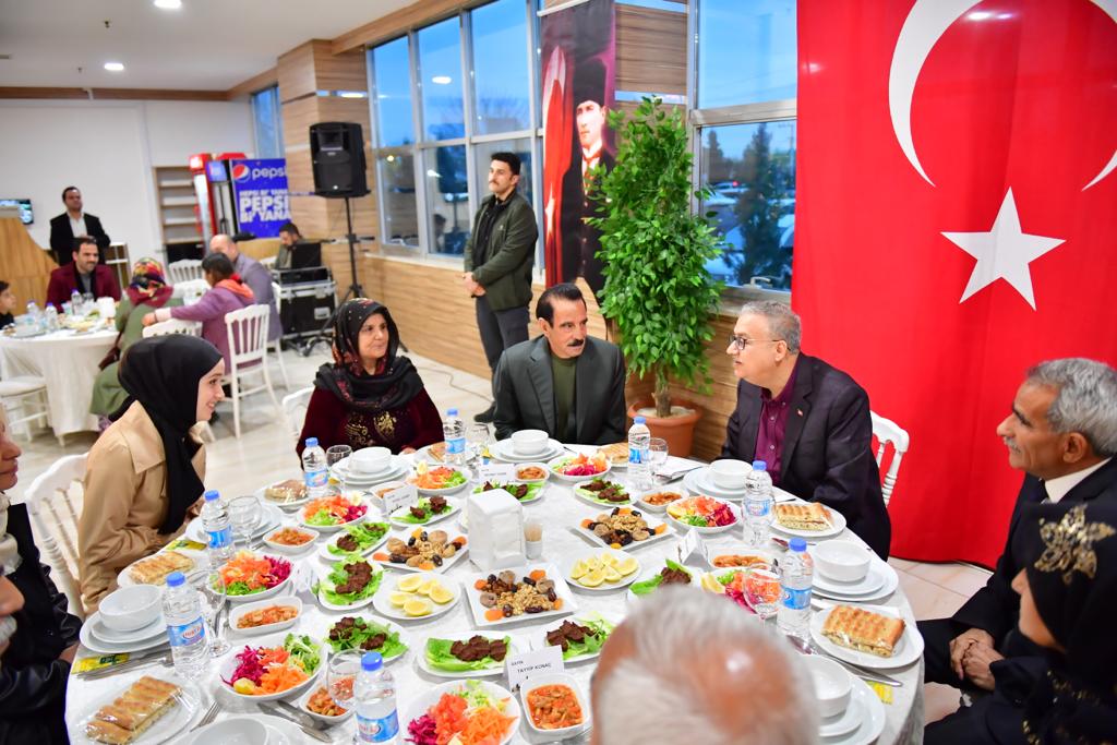 Vali Su Roman ve Dom Vatandaşlarla İftar Yemeğinde Buluştu