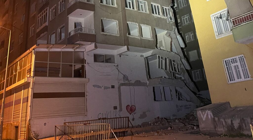Diyarbakır’da Ağır Hasarlı Binanın Bir Bölümü Çöktü