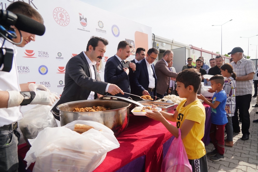Türk Mutfağı Haftası Kapsamında Depremzedelere Yöresel Yemek İkram Edildi