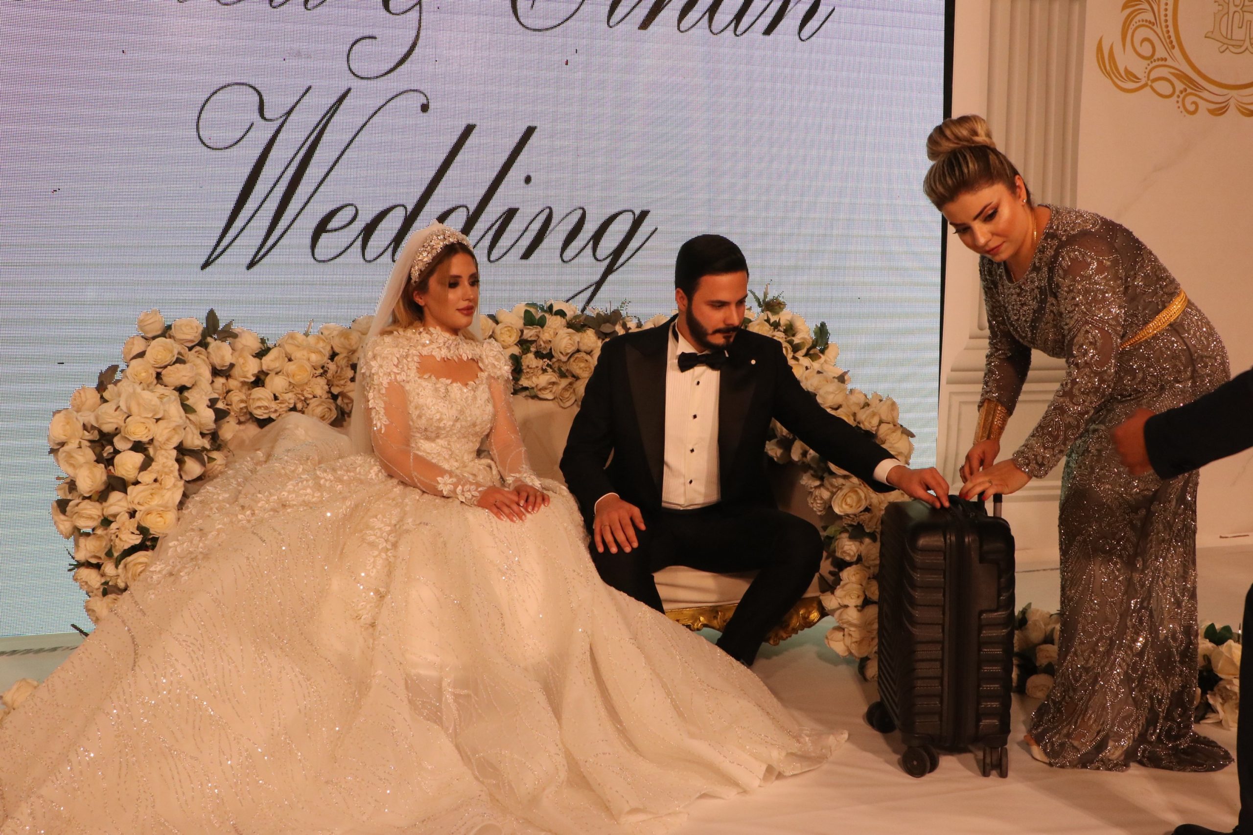 Aşiret düğününde geline bir valiz dolusu altın takıldı