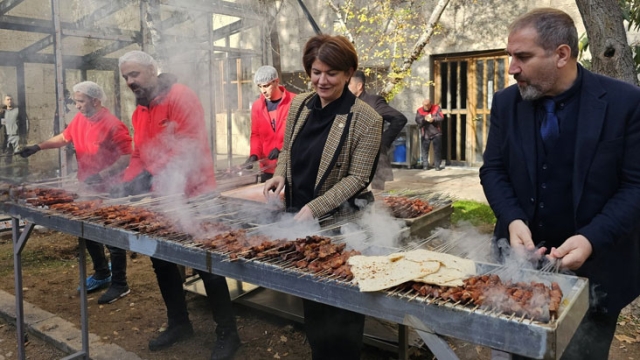 TBMM bahçesindeki mangal partisi