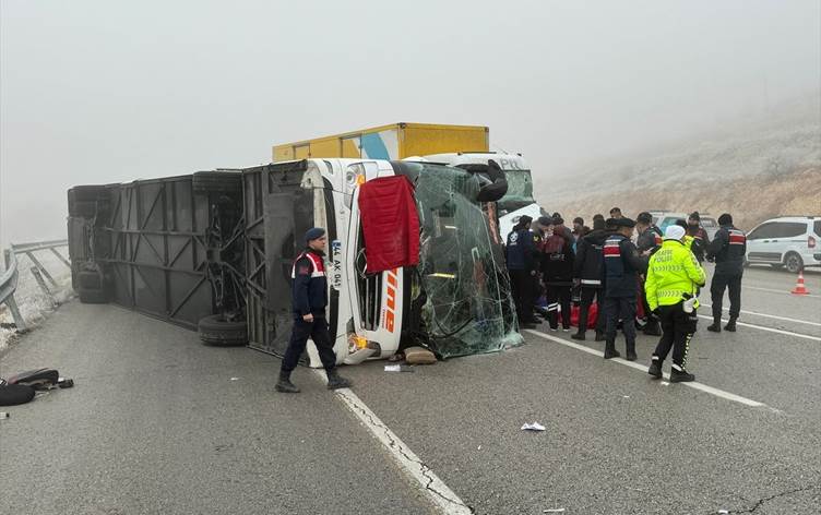 Malatya’da yolcu otobüsü devrildi: Ölü ve yaralılar var