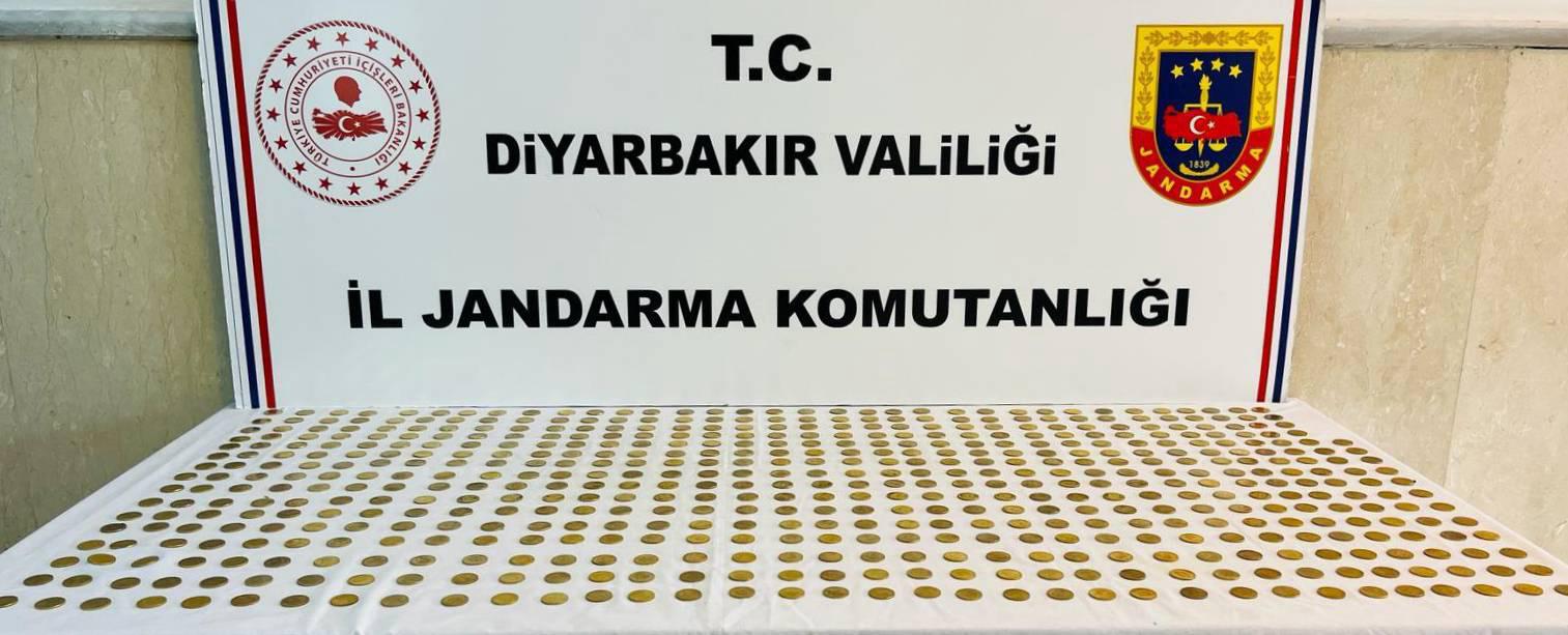 Diyarbakırda 556 adet altın ve tarihi eser görünümü  verilmiş malzeme ele geçirdi