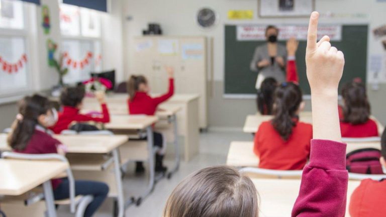 Eğitimlinin Eğitimsizlik Durumu: Zihinlerdeki Kambur