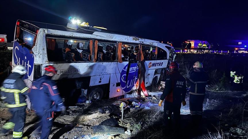 Yolcu otobüsü takla attı: 2 ölü, 34 yaralı