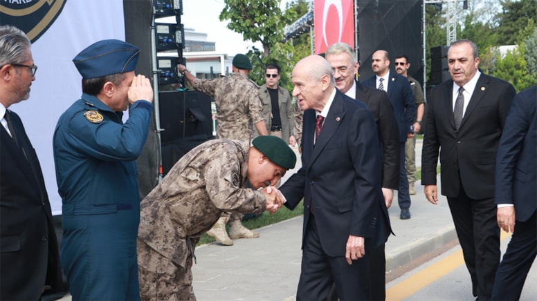 Özel Harekat Başkanı,Bahçeli’nin elini öptü!