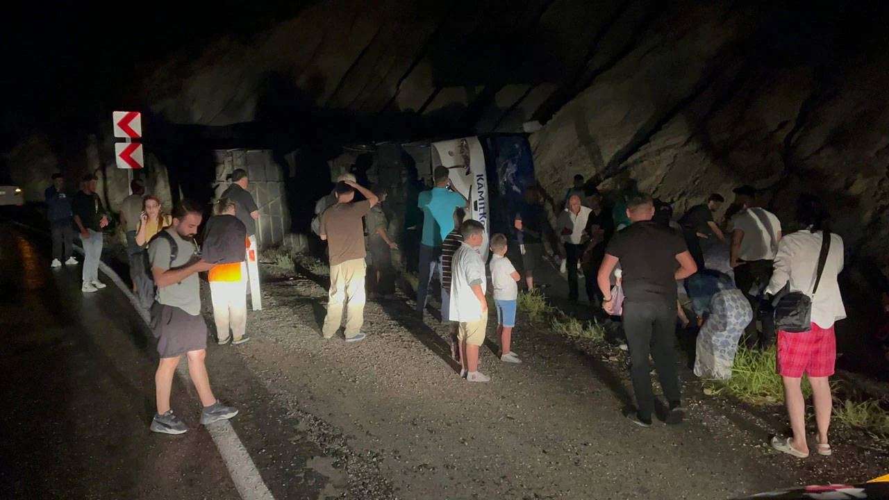 Burdur’da Yolcu otobüsü devrildi: 13 yaralı