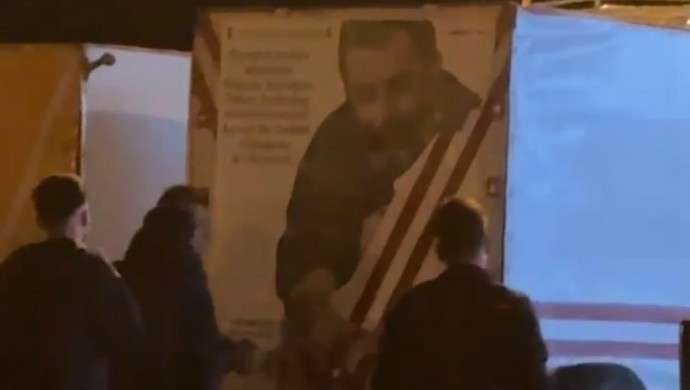 Jandarma, Ahmet Kaya posterlerini söktü!