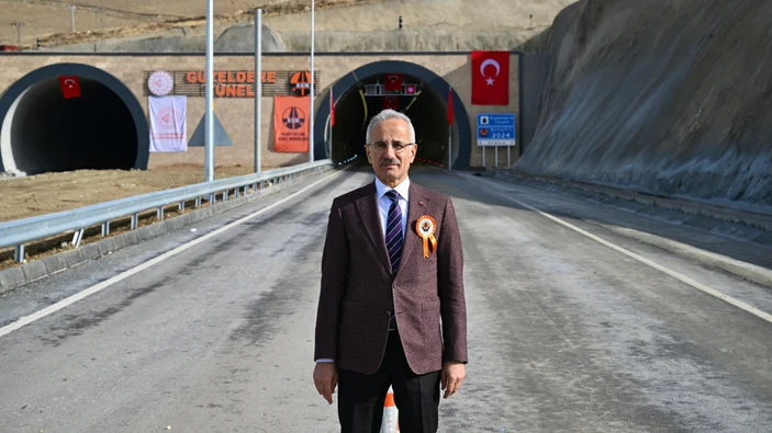 Van ve Hakkari’yi birbirine bağlayan Güzeldere Tüneli açıldı