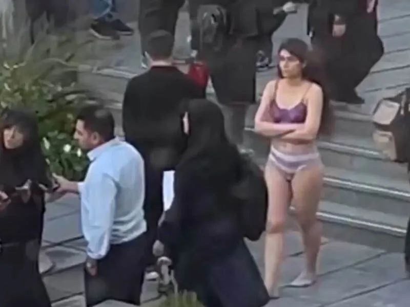 İran’da Üniversitede öğrencisi soyundu!