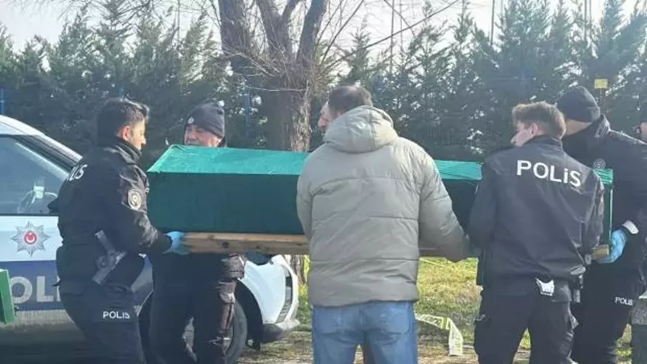 Parkta uyuyan şahıs donarak öldü