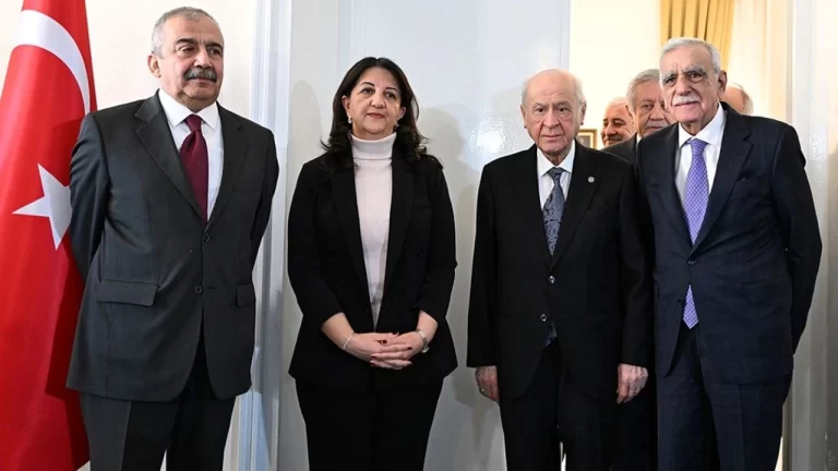 Türkiye’de Barış Mı Geliyor? Bahçeli, Öcalan ve PKK Gündemi