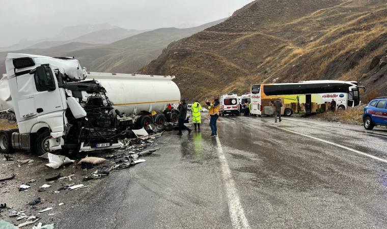 Hakkari’de otobüs ile tanker kafa kafaya çarpıştı: Ölü ve yaralılar var!