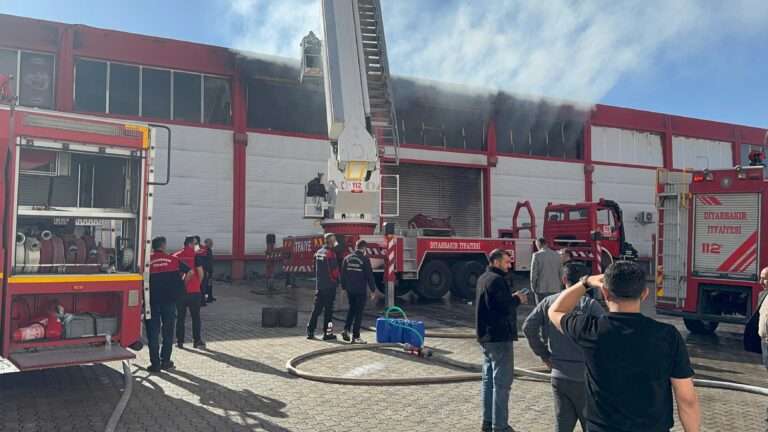 Diyarbakır’da Kozmetik Deposunda Yangın