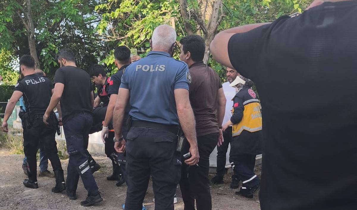 Annesinin mezarında kafasına sıktı!