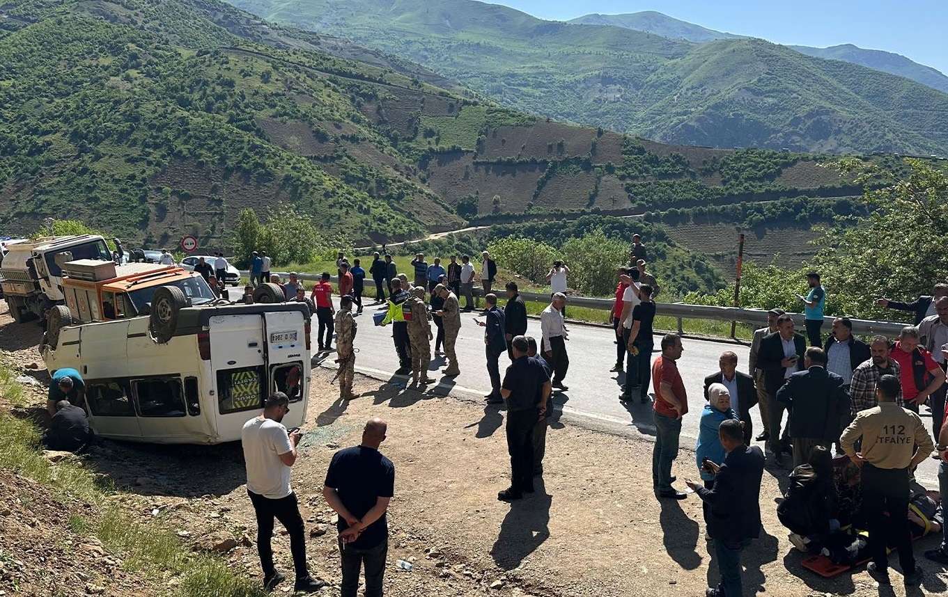 Hakkari’de öğrenci servisi devrildi: 14 yaralı