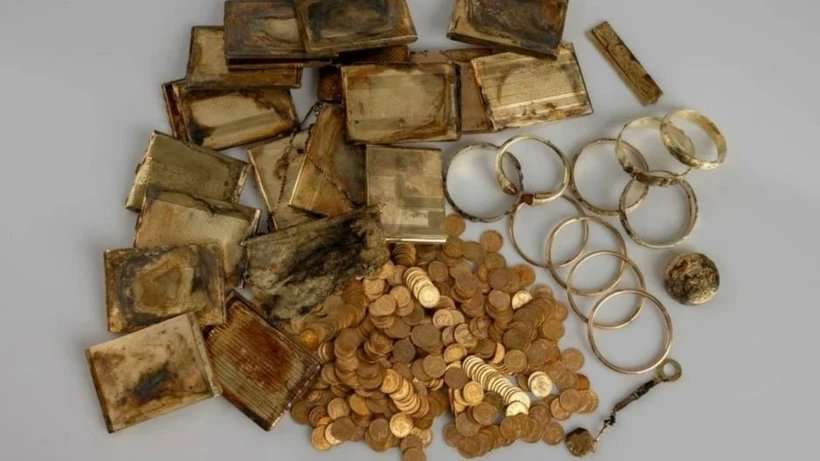 Çekya’da Yürüyüş Yapan Çift 600 Altın Sikke ve Tarihi Eşyalar buldu